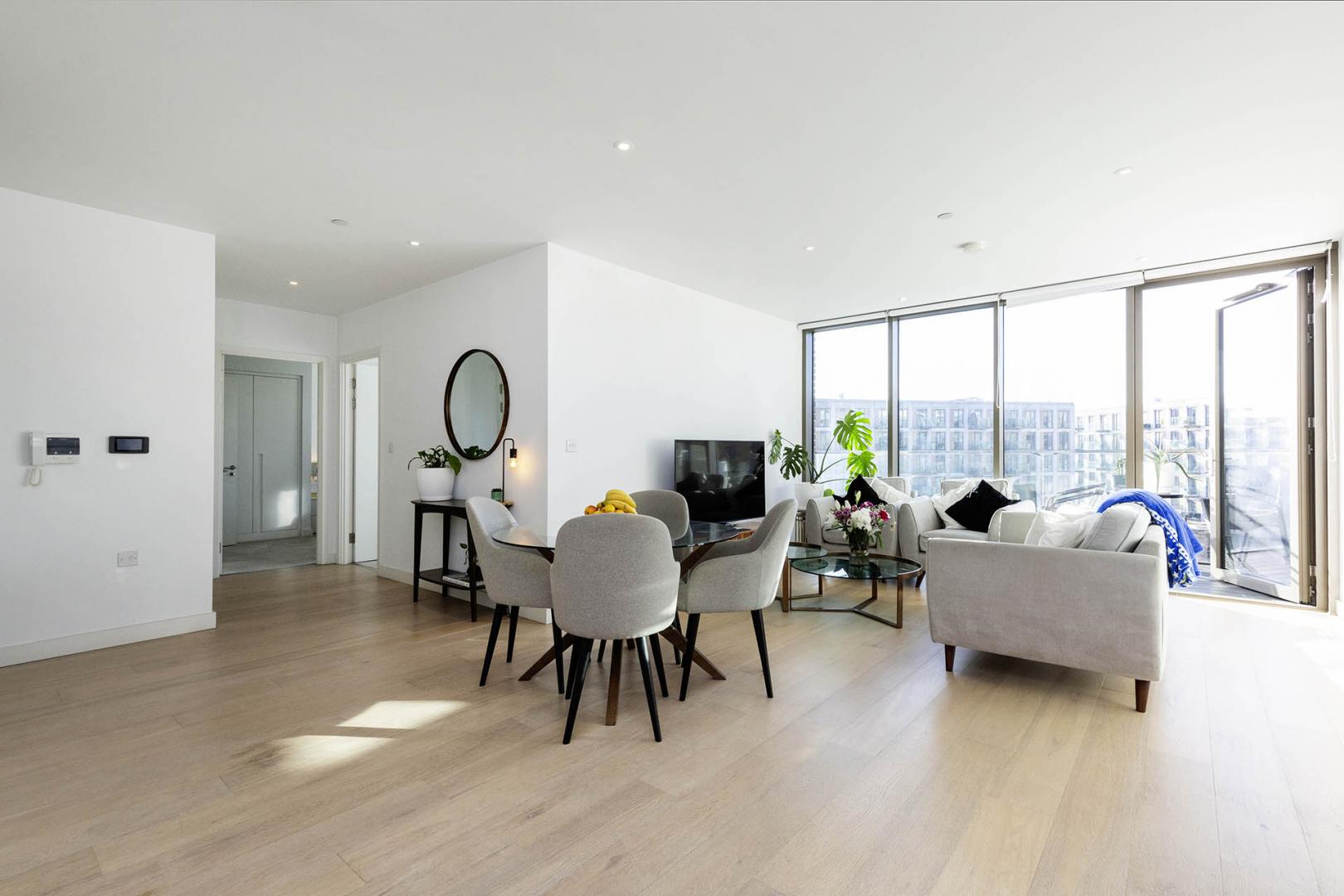 Beautiful 2 bed 2 bath in the popular development in Royal Wharf Admiralty Avenue, Royal Wharf